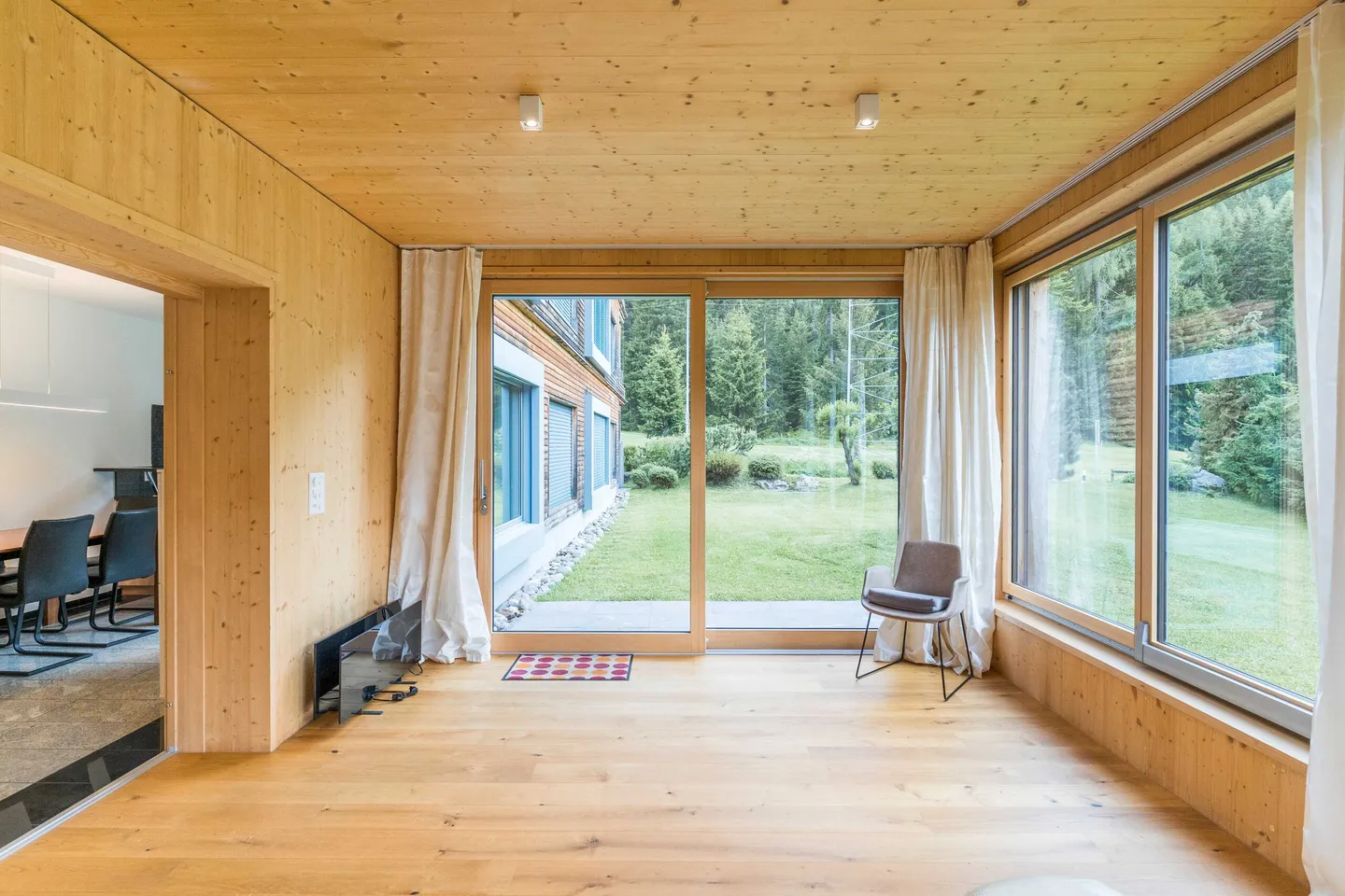 HIGH-QUALITY 3.5 ROOM GARDEN APARTMENT CENTRAL IN DAVOS - Photo 3 of 5
