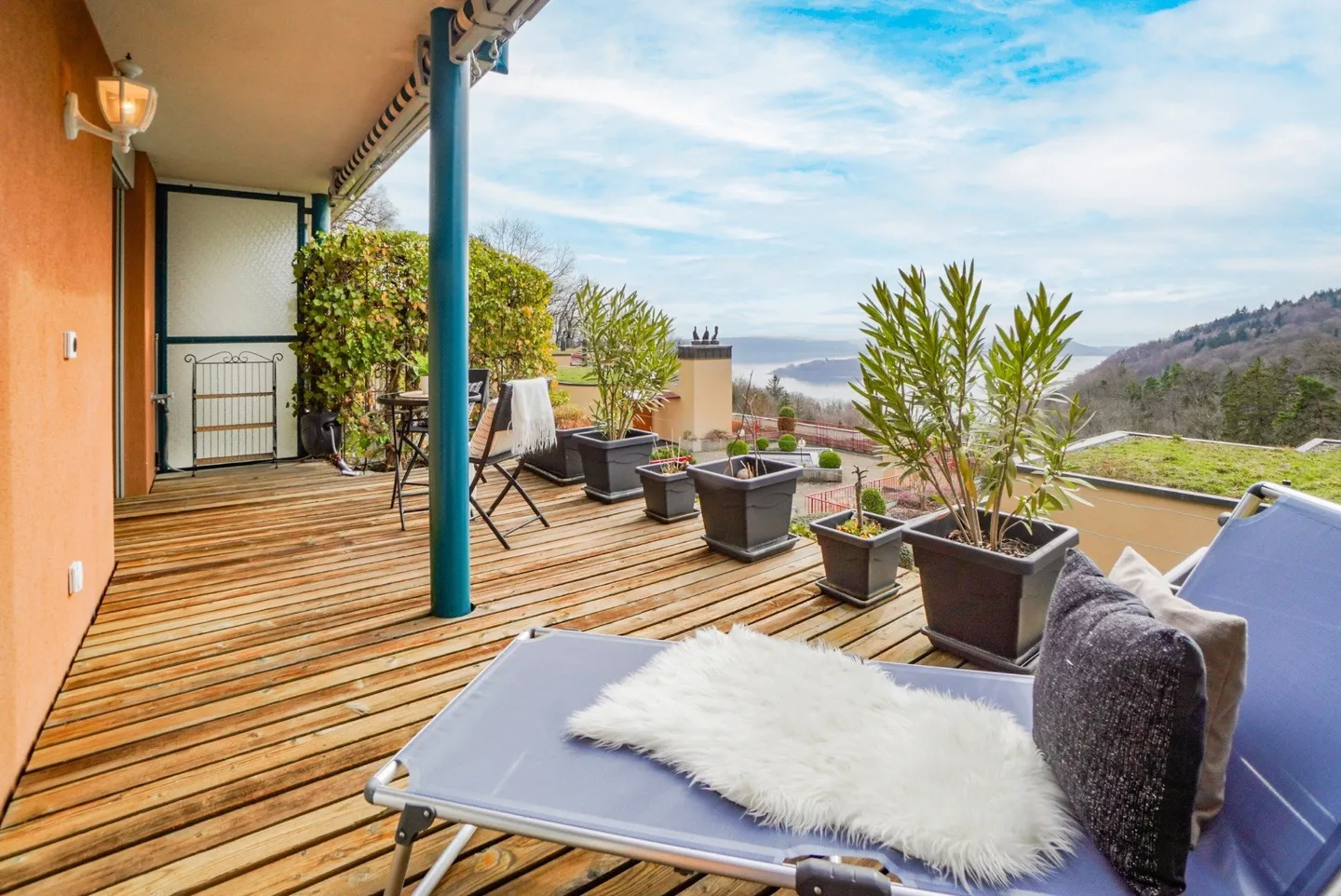 ÉNORME APPARTEMENT AVEC VUE SUR LE LAC DE BIENNE (150 m²) - Photo 1 sur 5