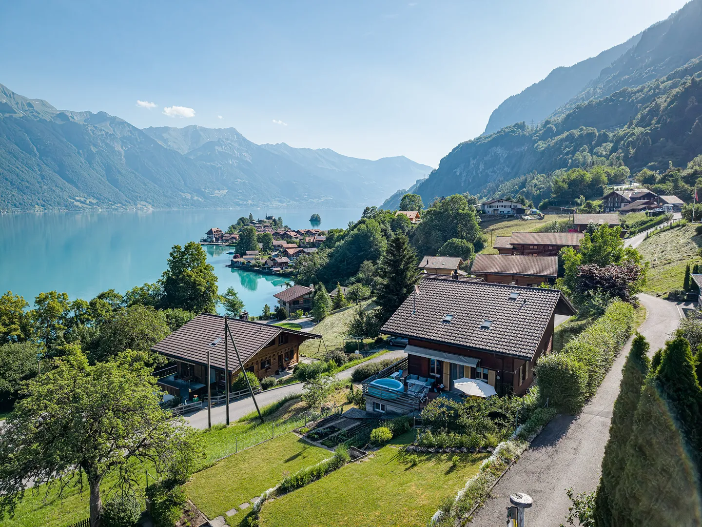 PRÄCHTIGE AUSSICHTEN IN ISELTWALD &amp; 8211; SCHMUCKES CHALET OBERHALB VOM BRIENZERSEE - Photo 1 of 5