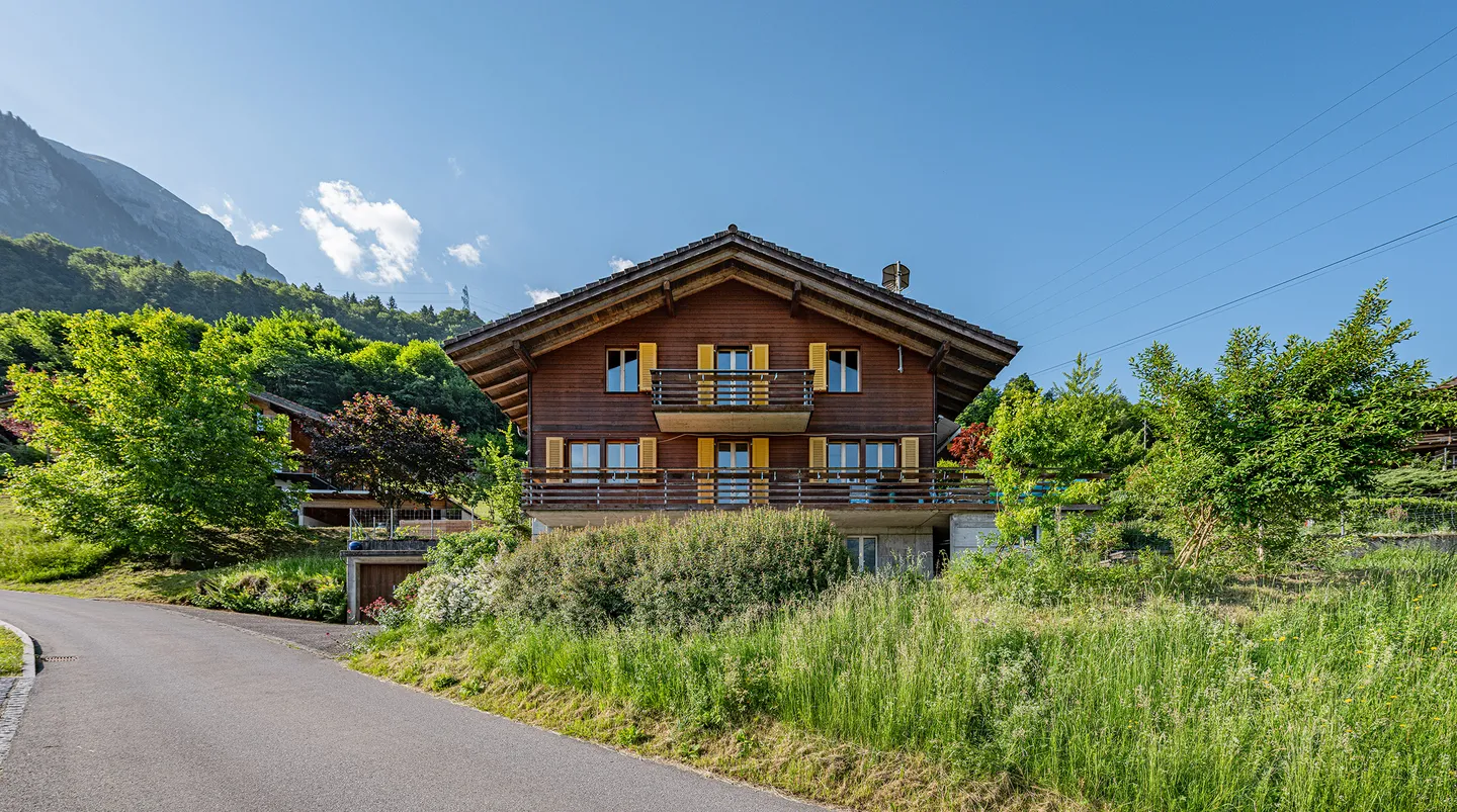 PRÄCHTIGE AUSSICHTEN IN ISELTWALD &amp; 8211; SCHMUCKES CHALET OBERHALB VOM BRIENZERSEE - Photo 2 of 5