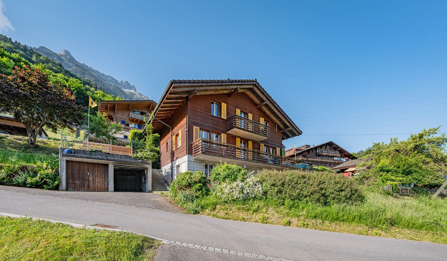 PRÄCHTIGE AUSSICHTEN IN ISELTWALD &amp; 8211; SCHMUCKES CHALET OBERHALB VOM BRIENZERSEE - Photo 3 of 5