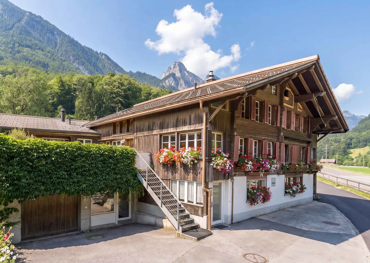 MAISON MITOYENNE DE 8,5 CHAMBRES AVEC APPARTEMENT INDÉPENDANT DANS LES ALPES BERNOISES - Photo 1 sur 5