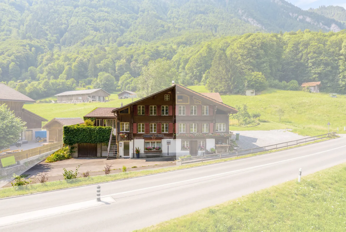 MAISON MITOYENNE DE 8,5 CHAMBRES AVEC APPARTEMENT INDÉPENDANT DANS LES ALPES BERNOISES - Photo 2 sur 5