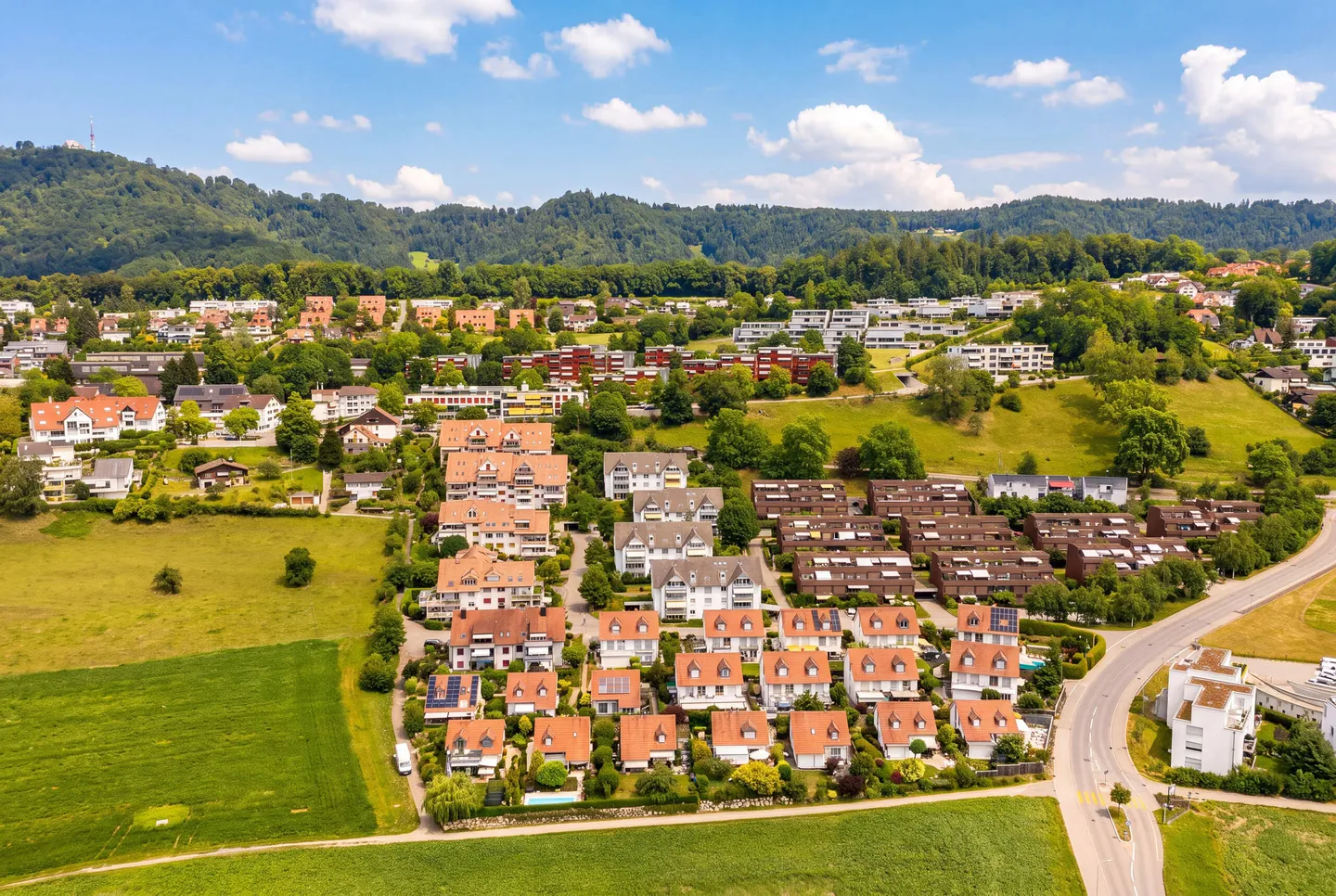 STILVOLLES WOHNEN IN BEGEHRTER LAGE VON WETTSWIL - Foto 3 di 5