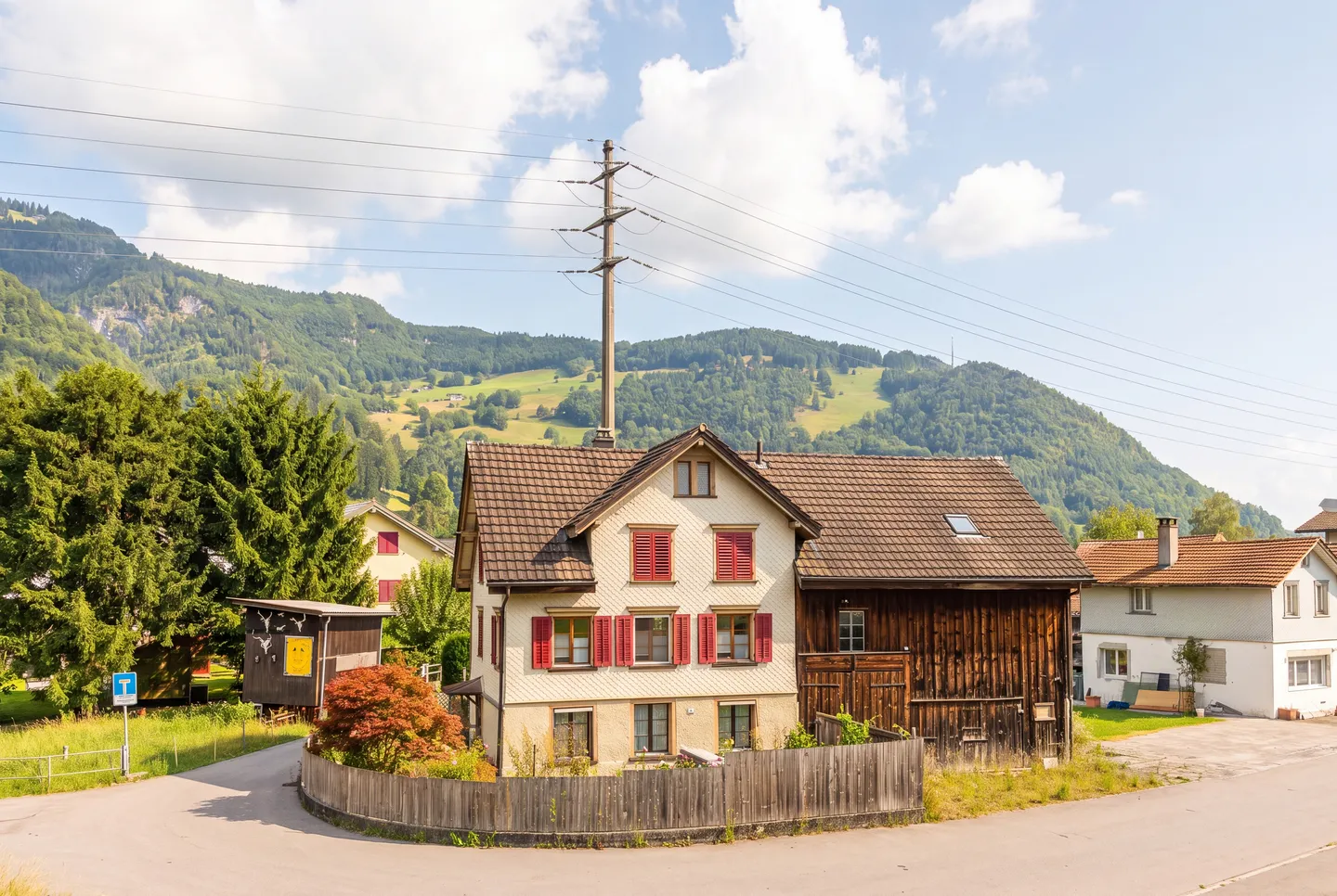 FREISTEHENDES EINFAMILIENHAUS MIT GROSSEM GARTEN IN RÜTHI - Photo 2 of 5