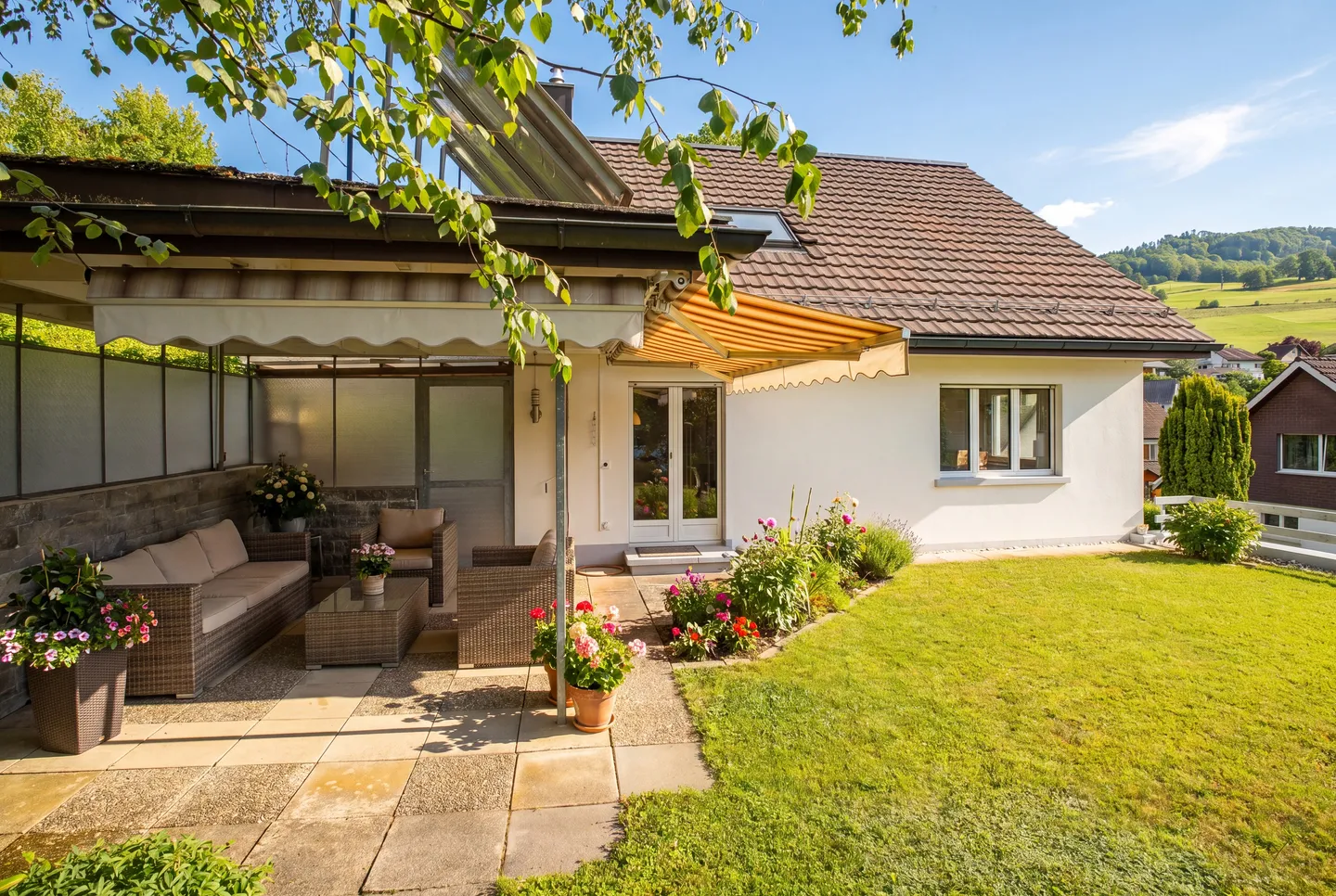 HANGLAGE UND VIEL POTENZIAL &amp; 8211; FREISTEHENDES 6.5 ZIMMER EINFAMILIENHAUS - Foto 2 von 5