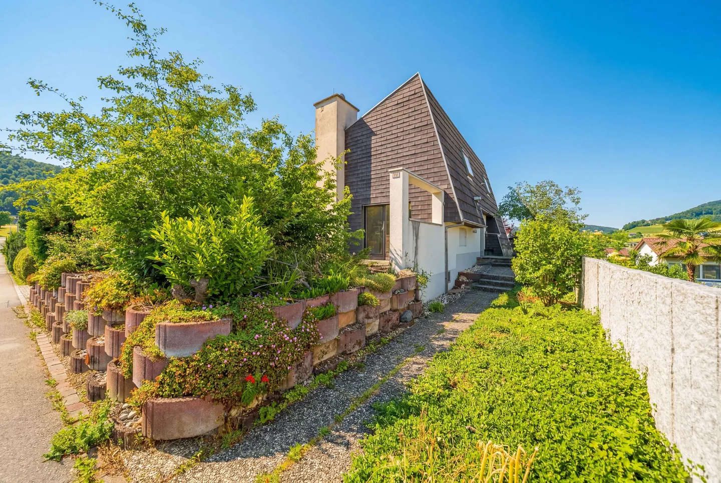 FREISTEHENDES 5.5 ZIMMER EINFAMILIENHAUS MIT VIEL UMSCHWUNG - Foto 2 von 5