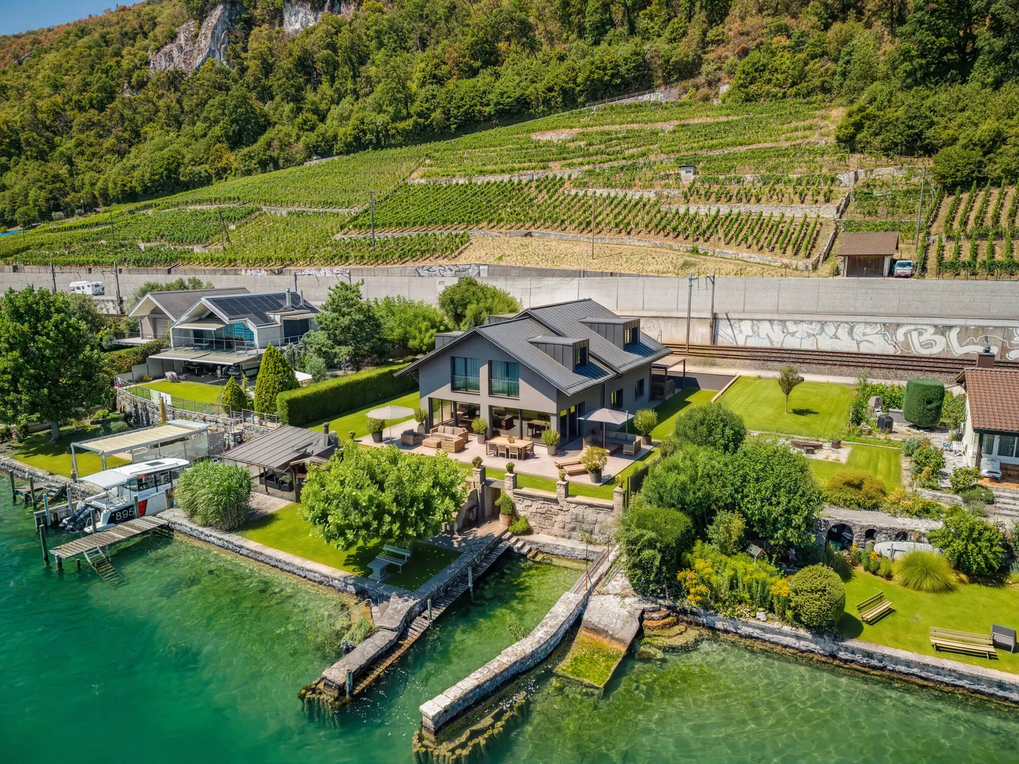 Einzigartiges Grundstück mit Seezugang - Foto 1 von 5