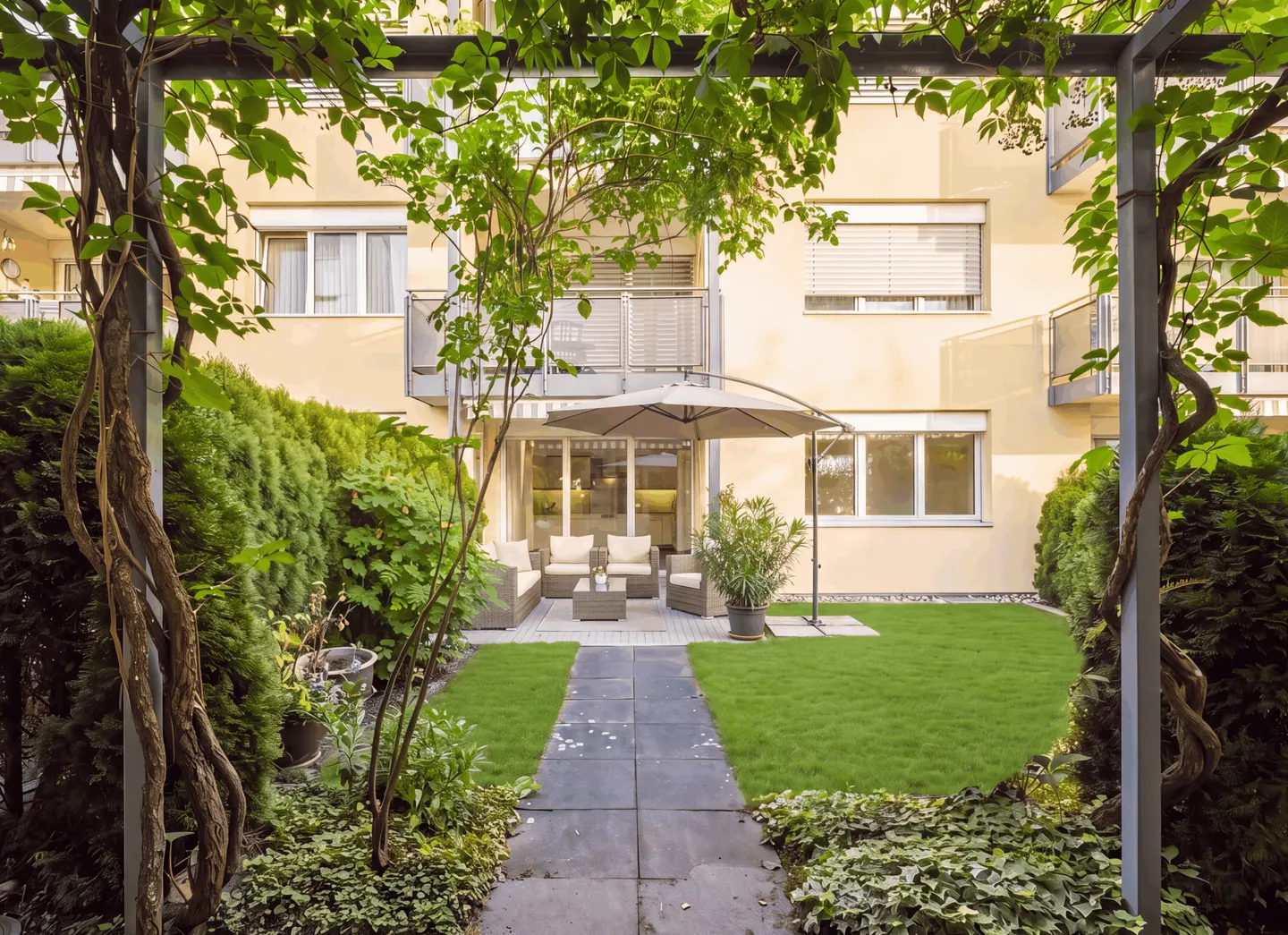 APPARTEMENT DE JARDIN IDYLLIQUE DANS LE CENTRE DU VILLAGE D'ADLIGENSWIL - Photo 1 sur 5