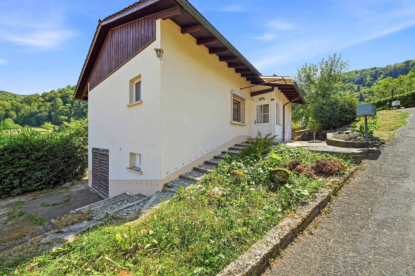 Well-maintained, detached 4.5-room single-family house with a wide view - Photo 4 of 5