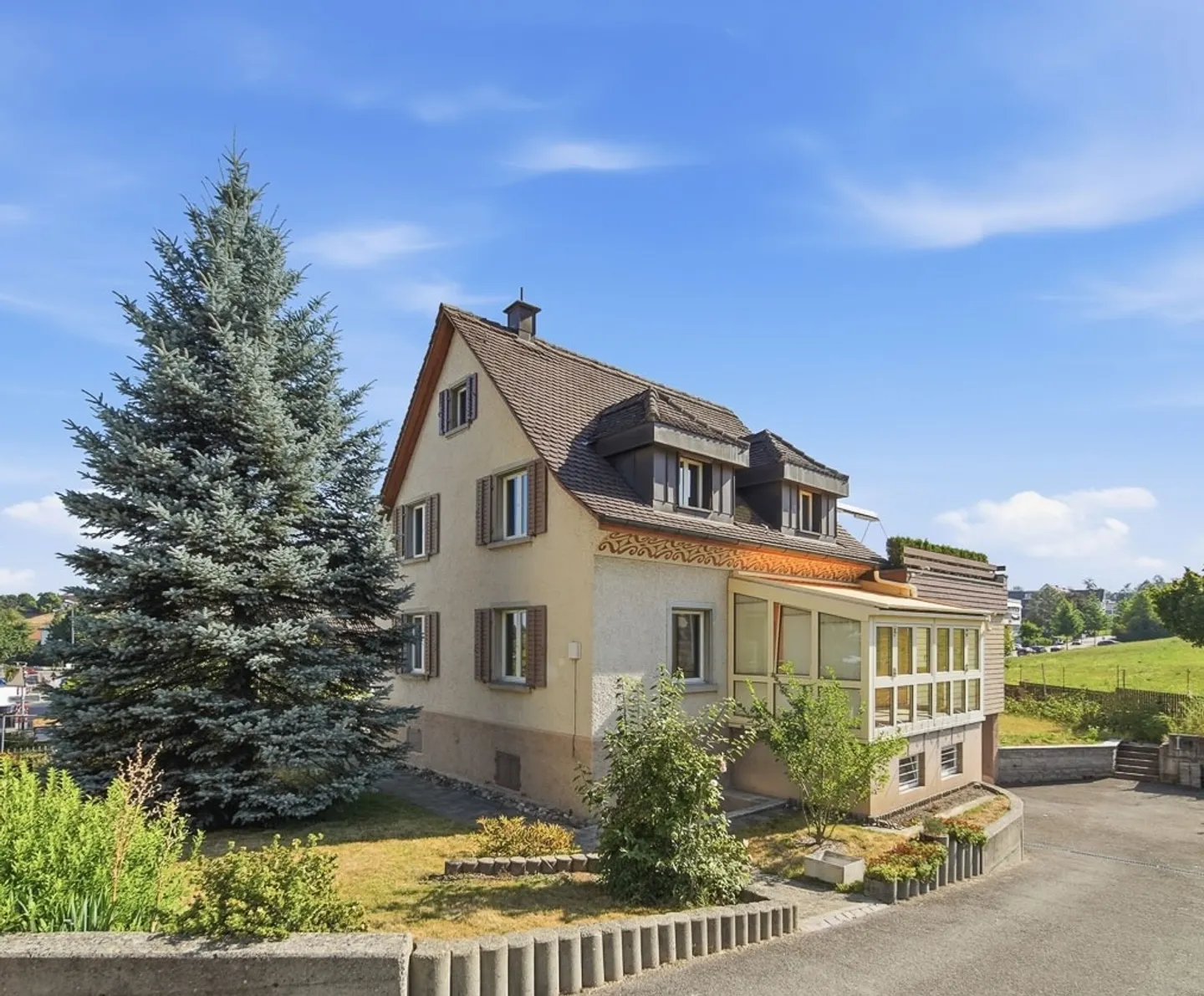 ZWEIFAMILIENHAUS IN USTER MIT AUSSICHT INS GRÜNE UND VIEL POTENZIAL - Foto 1 von 5