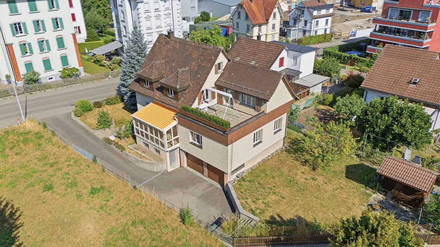 ZWEIFAMILIENHAUS IN USTER MIT AUSSICHT INS GRÜNE UND VIEL POTENZIAL - Foto 3 von 5