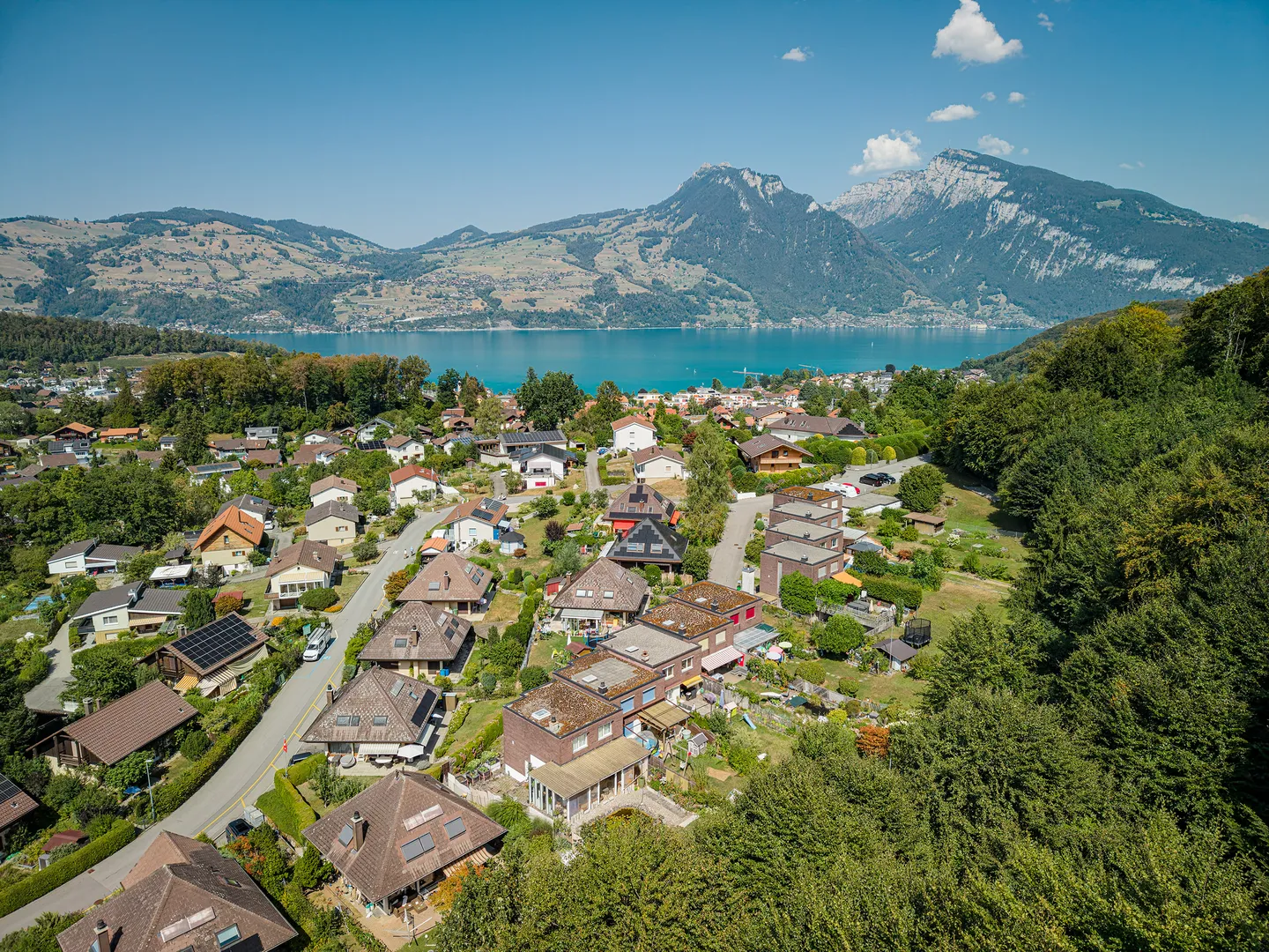 IHR ZUHAUSE ZWISCHEN SEE UND BERGEN & 8211; 4.5 ZIMMER REIHENMITTELHAUS IN SPIEZ - Photo 4 of 5