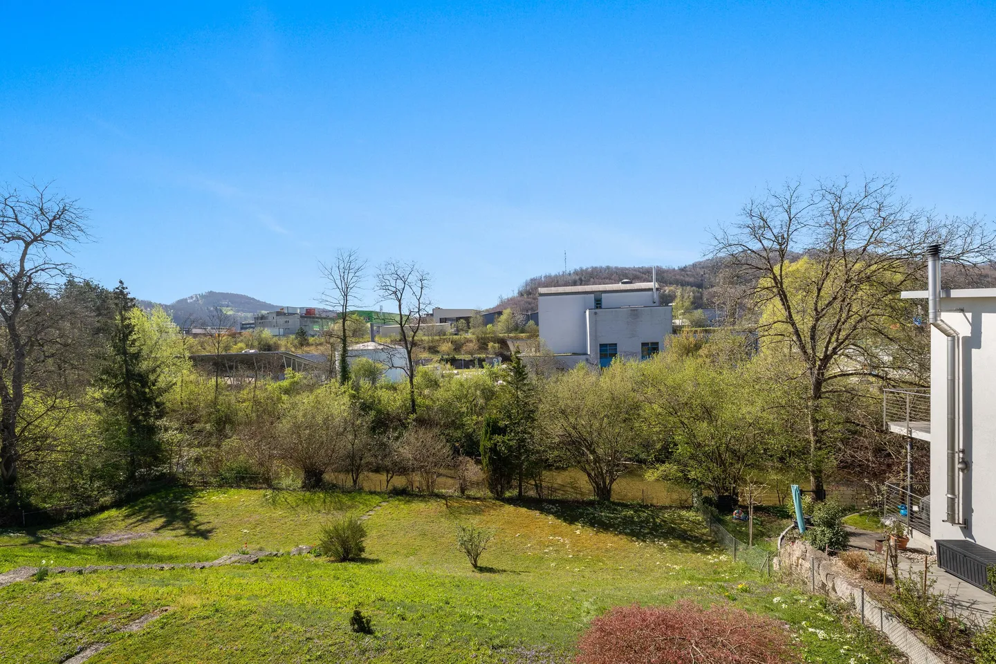 RUHIGES WOHNEN AM BACH – IHRE 3.5 ZIMMER OASE IN SISSACH - Foto 4 von 5