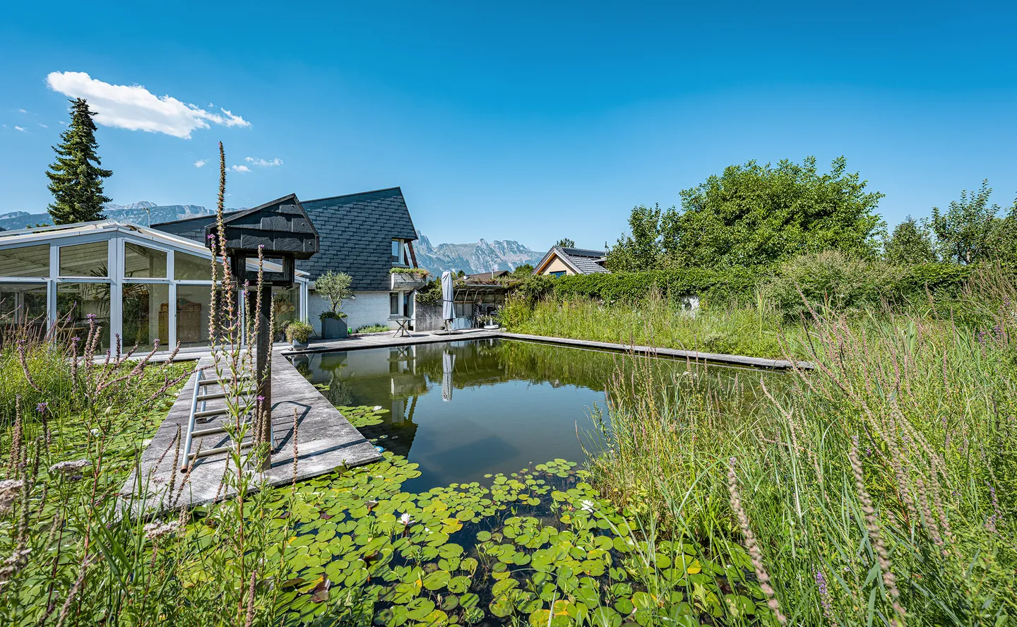 EINFAMILIENHAUS MIT AUSSERGEWÖHNLICHER GARTENOASE UND SCHWIMMTEICH - Foto 3 von 5