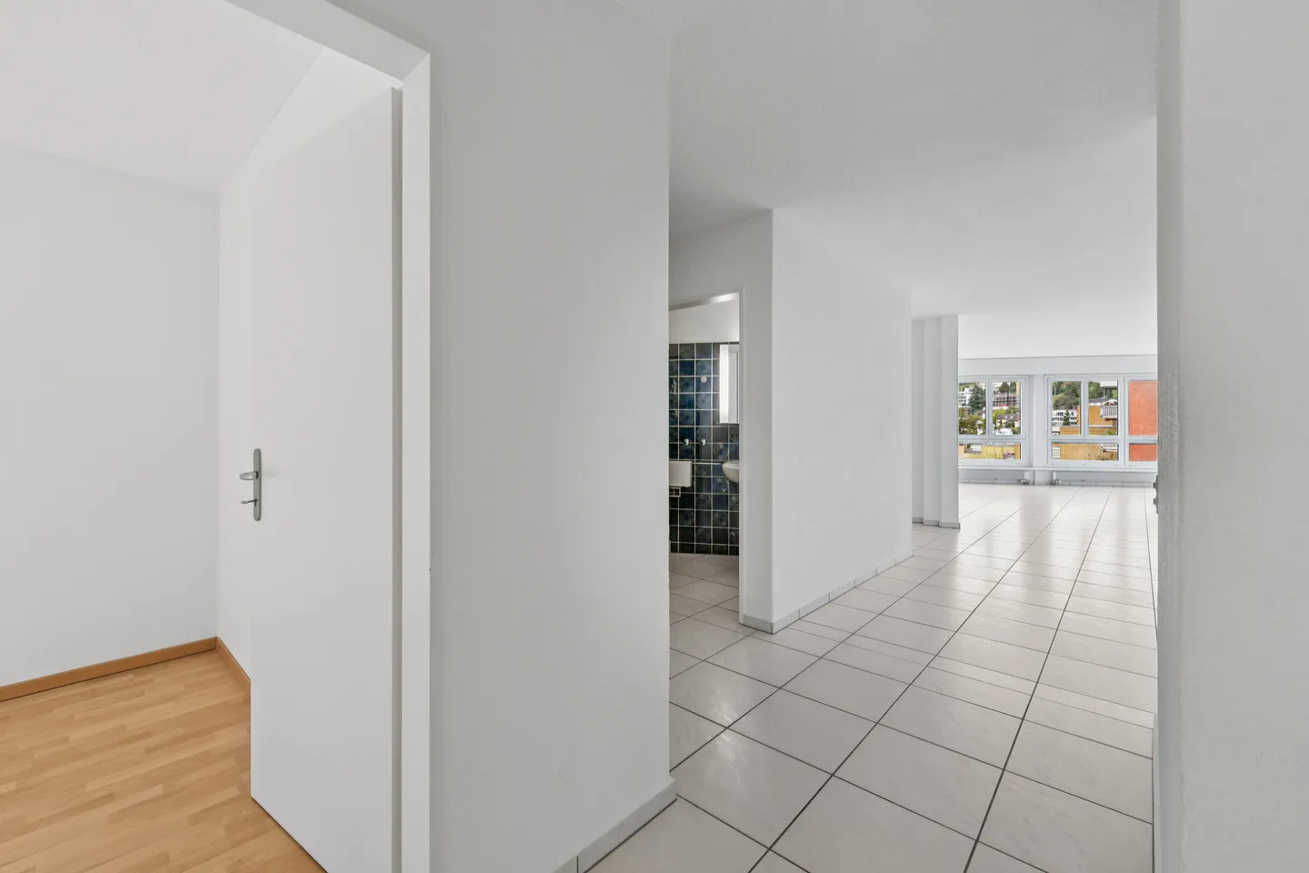 APPARTAMENTO DI 4,5 STANZE IN UNA POSIZIONE DESIDERABILE - Foto 5 di 5