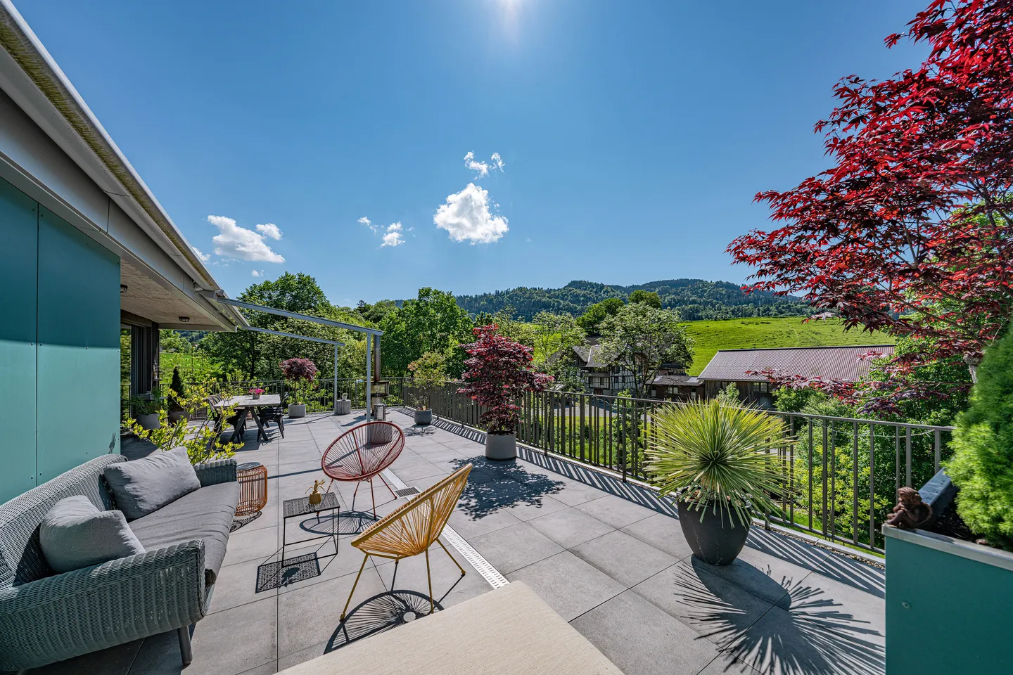 MODERNE ATTIKAWOHNUNG MIT WEITSICHT INS GRÜNE - Foto 1 von 5