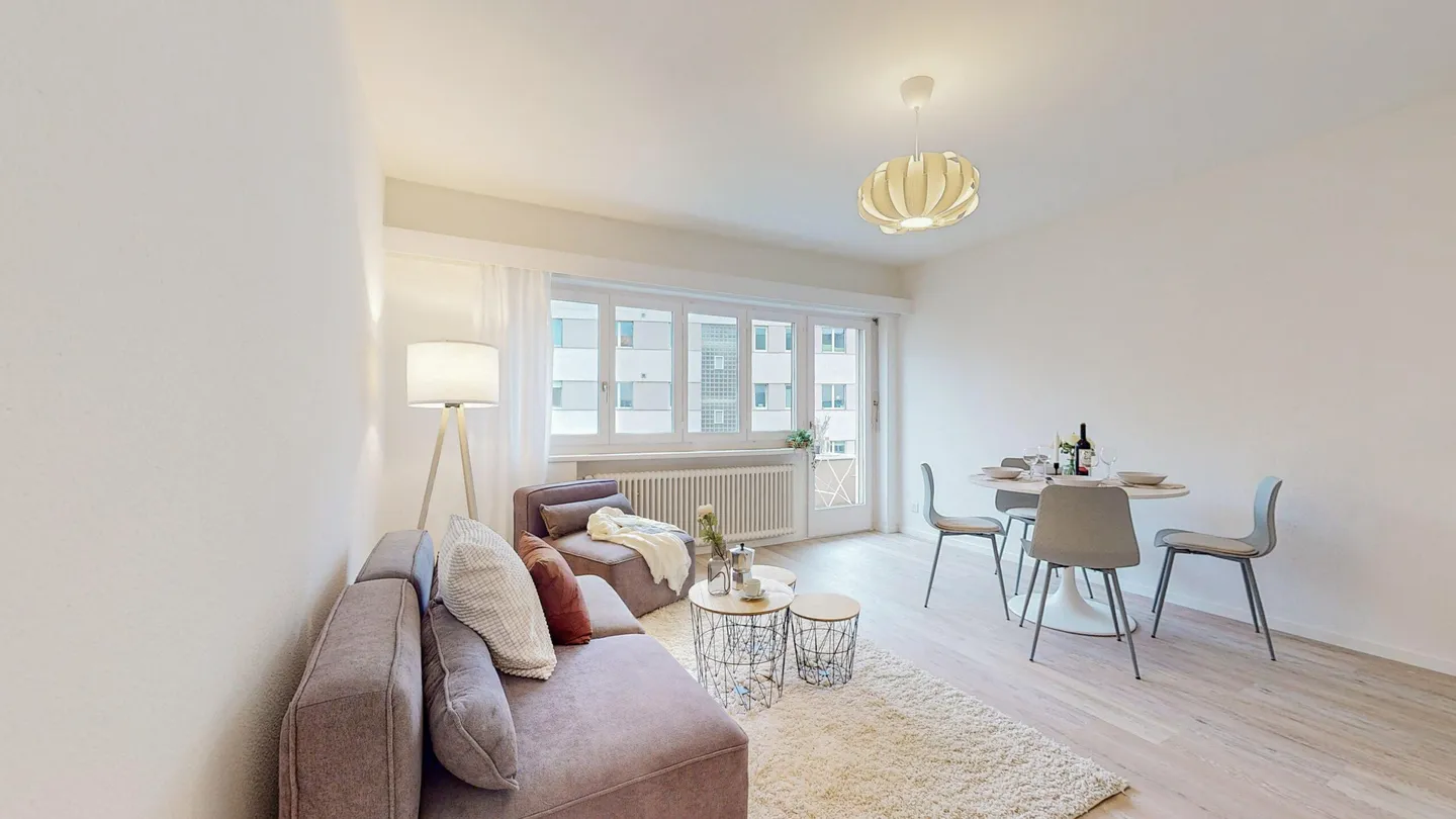 Appartement de ville fraîchement rénové avec deux balcons - Photo 2 sur 5