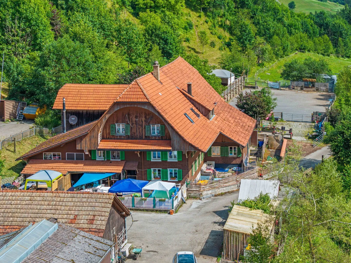 CASA RURALE CON 700 M² DI SPAZIO UTILE SU UN TERRENO DI 26.000 M² - Foto 1 di 5
