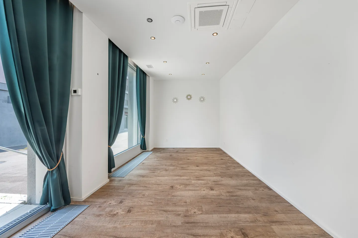 3 RENTED COMMERCIAL UNITS WITH YIELD NEAR BÜLACH STATION - Photo 2 of 5