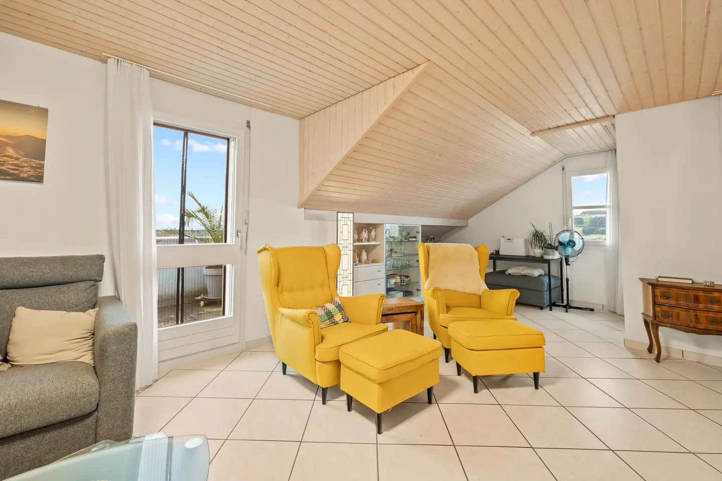 GROSSE UND GEMÜTLICHE 5.5 ZIMMER DACHWOHNUNG - Foto 2 von 5