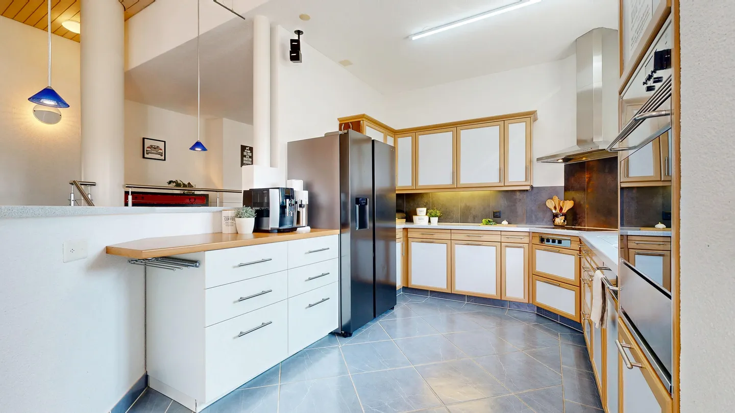 SPACIOUS PENTHOUSE APARTMENT - Photo 5 of 5