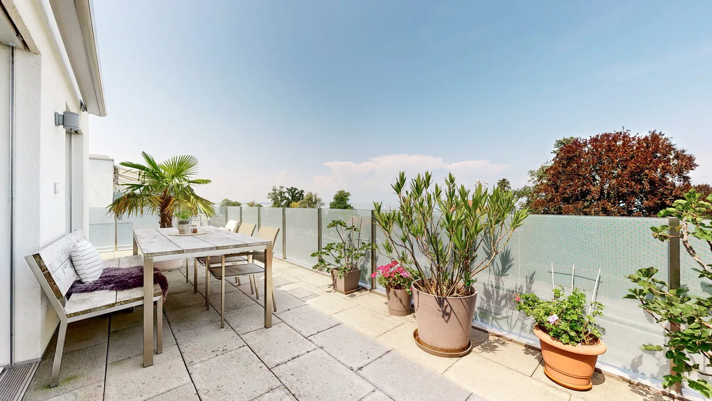 ATTICO CON UNA FANTASTICA VISTA SUL LAGO - Foto 1 di 5