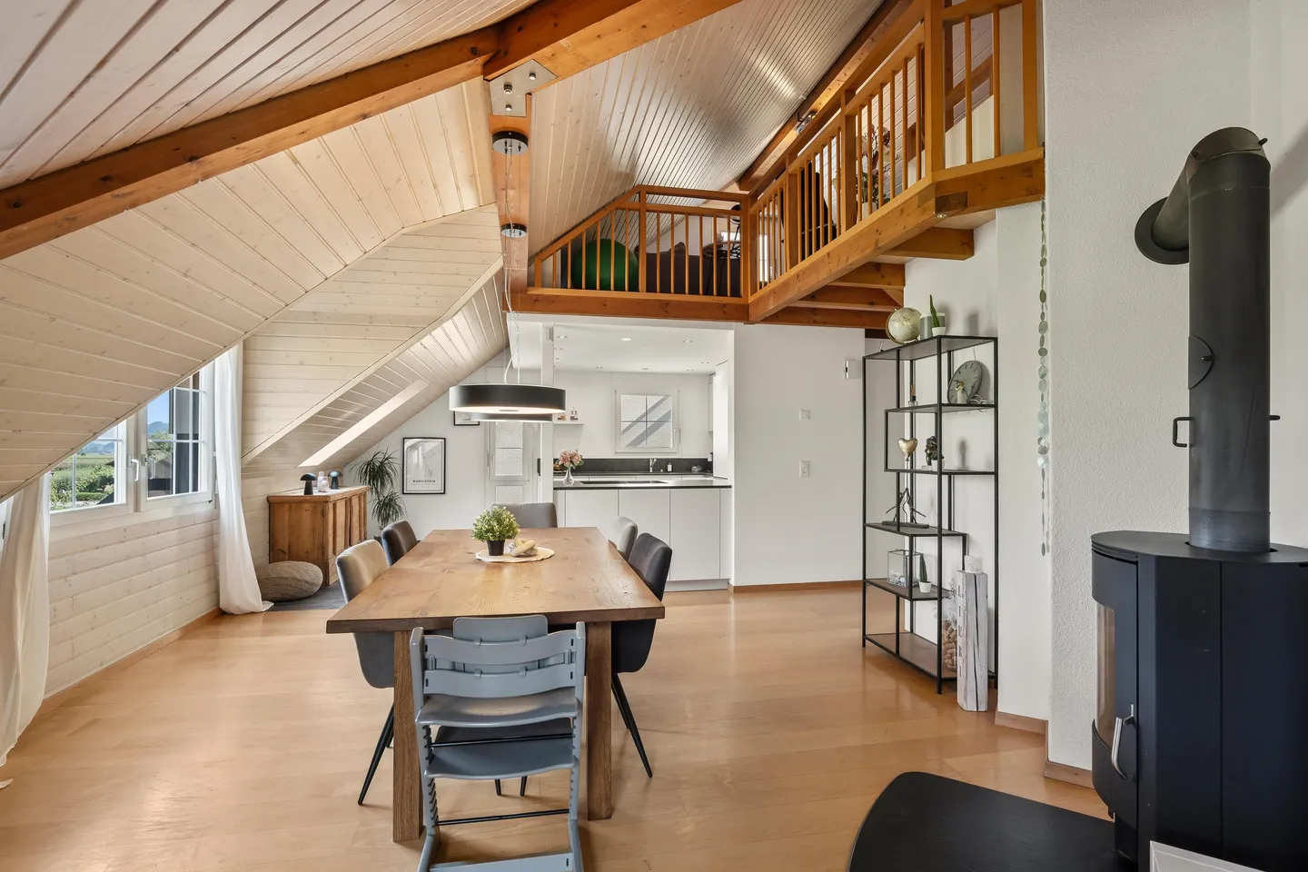 GRANDE APPARTAMENTO SOTTO IL TETTO – AFFASCINANTE E ACCESSIBILE - Foto 1 di 5