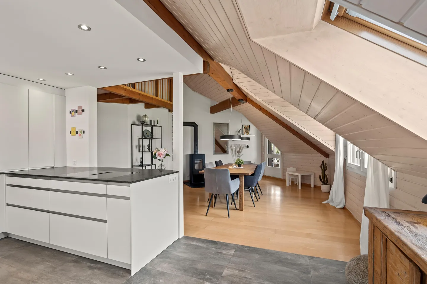 GRANDE APPARTAMENTO SOTTO IL TETTO – AFFASCINANTE E ACCESSIBILE - Foto 2 di 5