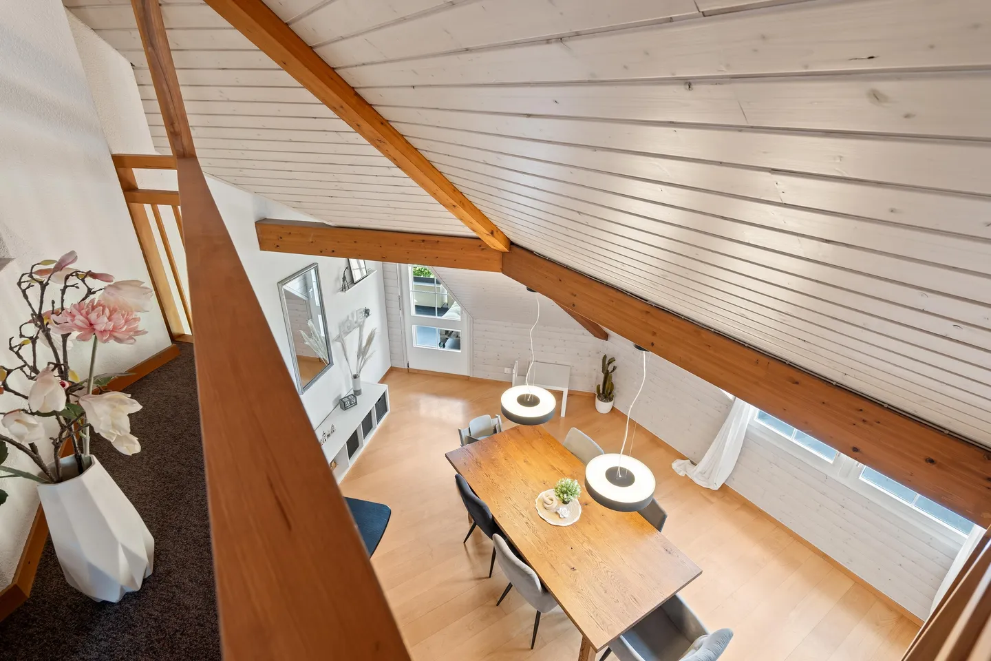 GRANDE APPARTAMENTO SOTTO IL TETTO – AFFASCINANTE E ACCESSIBILE - Foto 5 di 5