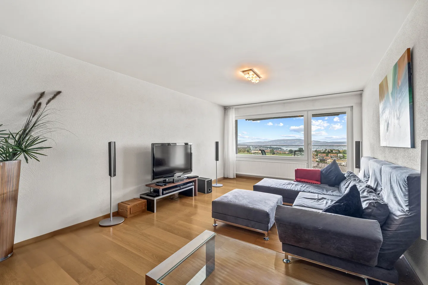 APPARTEMENT 2.5 PIÈCES AVEC VUE SUR LE LAC ET PRIVILÈGES FISCAUX - Photo 1 sur 5