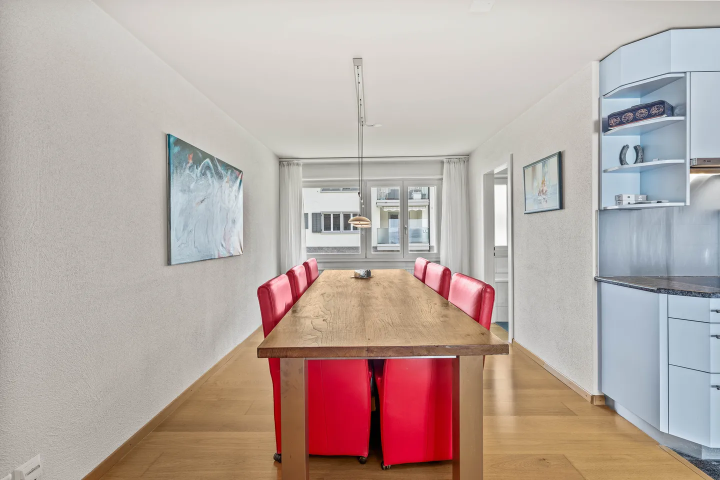 APPARTEMENT 2.5 PIÈCES AVEC VUE SUR LE LAC ET PRIVILÈGES FISCAUX - Photo 2 sur 5