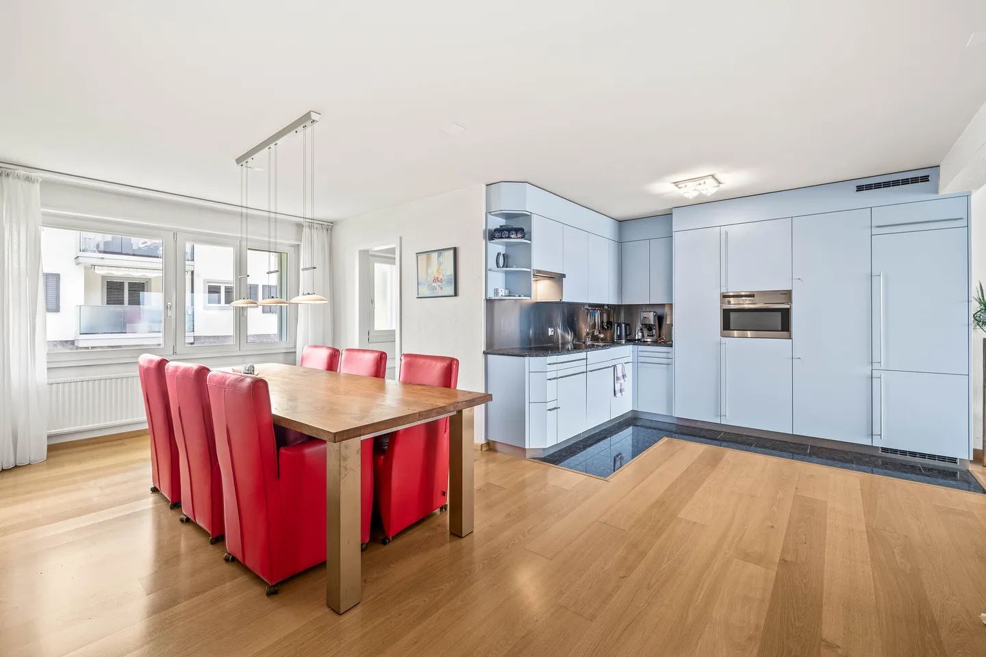 APPARTEMENT 2.5 PIÈCES AVEC VUE SUR LE LAC ET PRIVILÈGES FISCAUX - Photo 3 sur 5