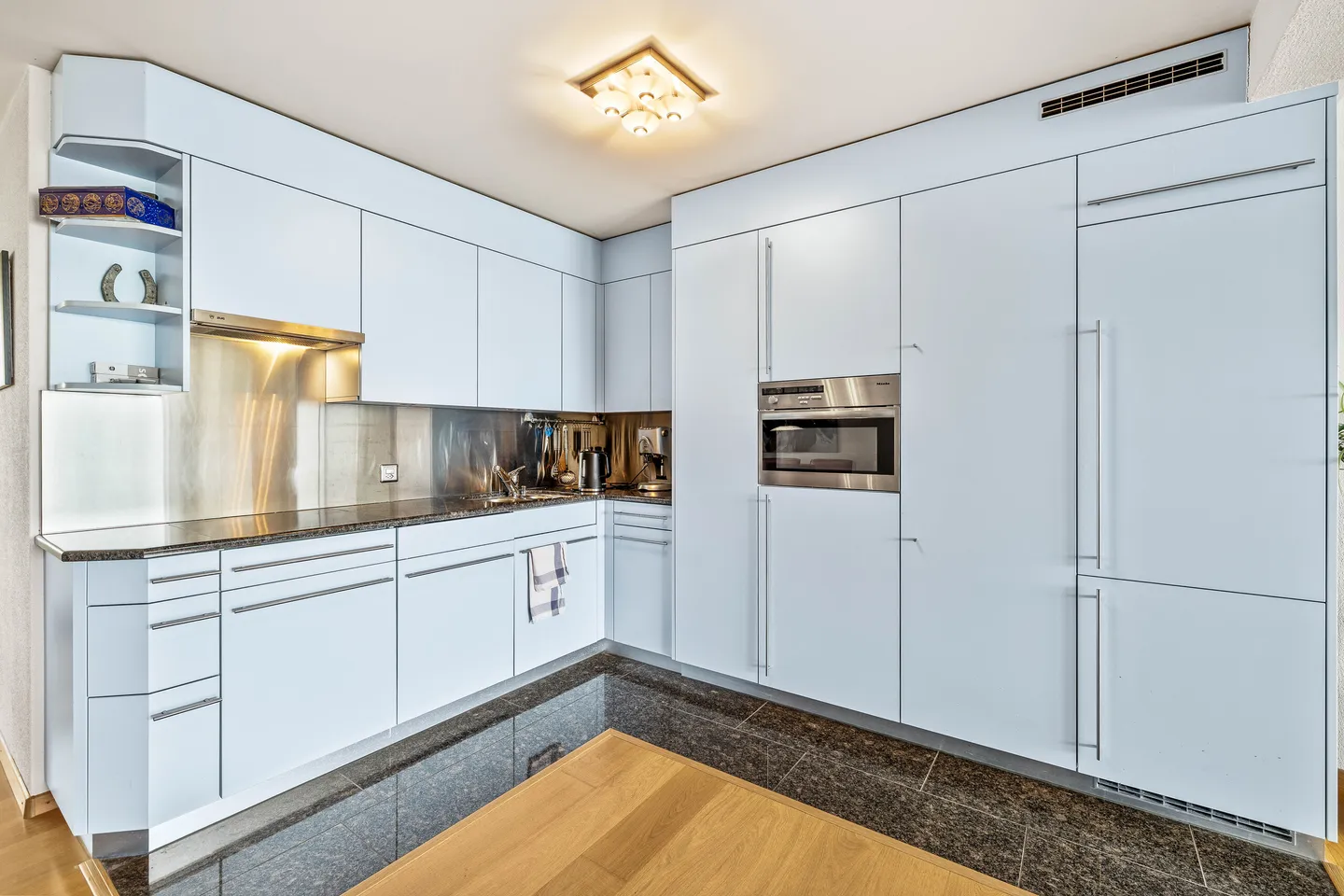 APPARTEMENT 2.5 PIÈCES AVEC VUE SUR LE LAC ET PRIVILÈGES FISCAUX - Photo 5 sur 5