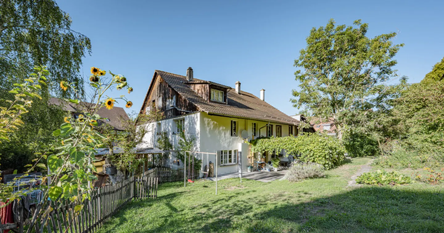 OPPORTUNITÀ VICINO A WINTERTHUR: CASA MULTIFAMILIARE CON RISERVA DI TERRENO SIGNIFICATIVA - Foto 1 di 8