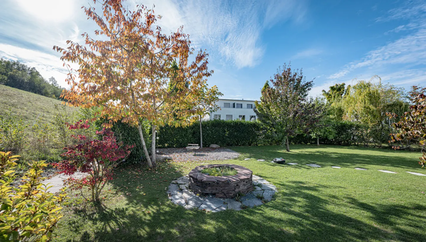 Casa angolare con grande giardino e terrazza in attico - Foto 7 di 8