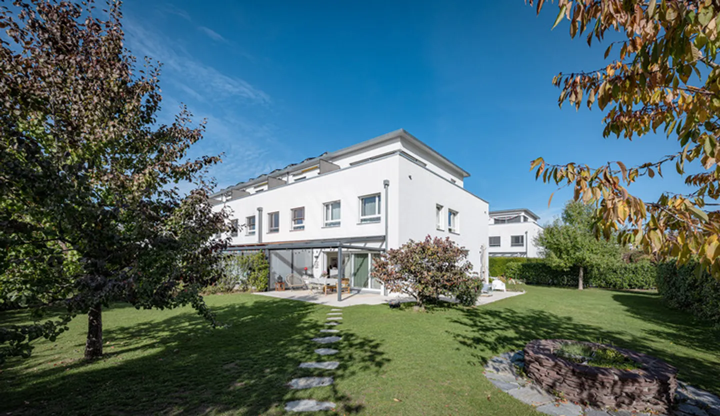Casa angolare con grande giardino e terrazza in attico - Foto 1 di 8