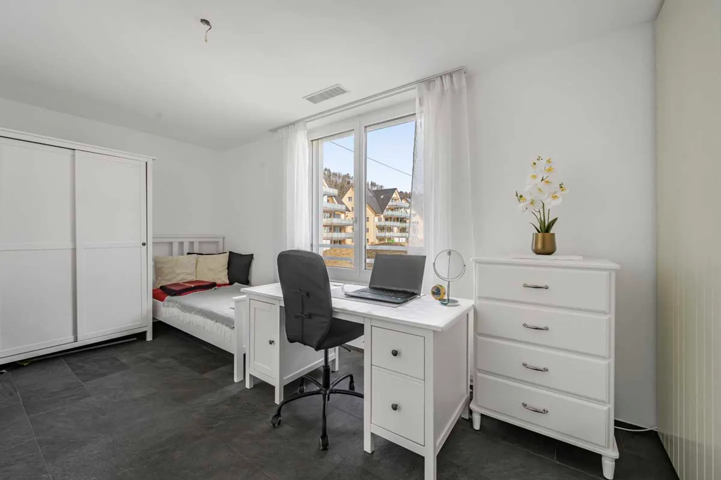MODERN MINERGIE APARTMENT IN THE HEART OF LIFE - Photo 3 of 8