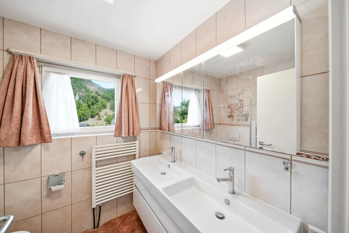 GEPFLEGTES, FREISTEHENDES 4.5 ZIMMER EINFAMILIENHAUS MIT WEITSICHT - Photo 5 of 8
