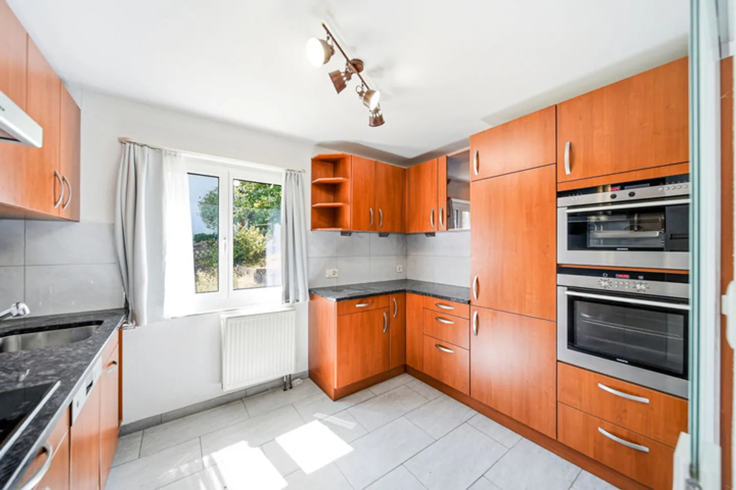 GEPFLEGTES, FREISTEHENDES 4.5 ZIMMER EINFAMILIENHAUS MIT WEITSICHT - Photo 3 of 8