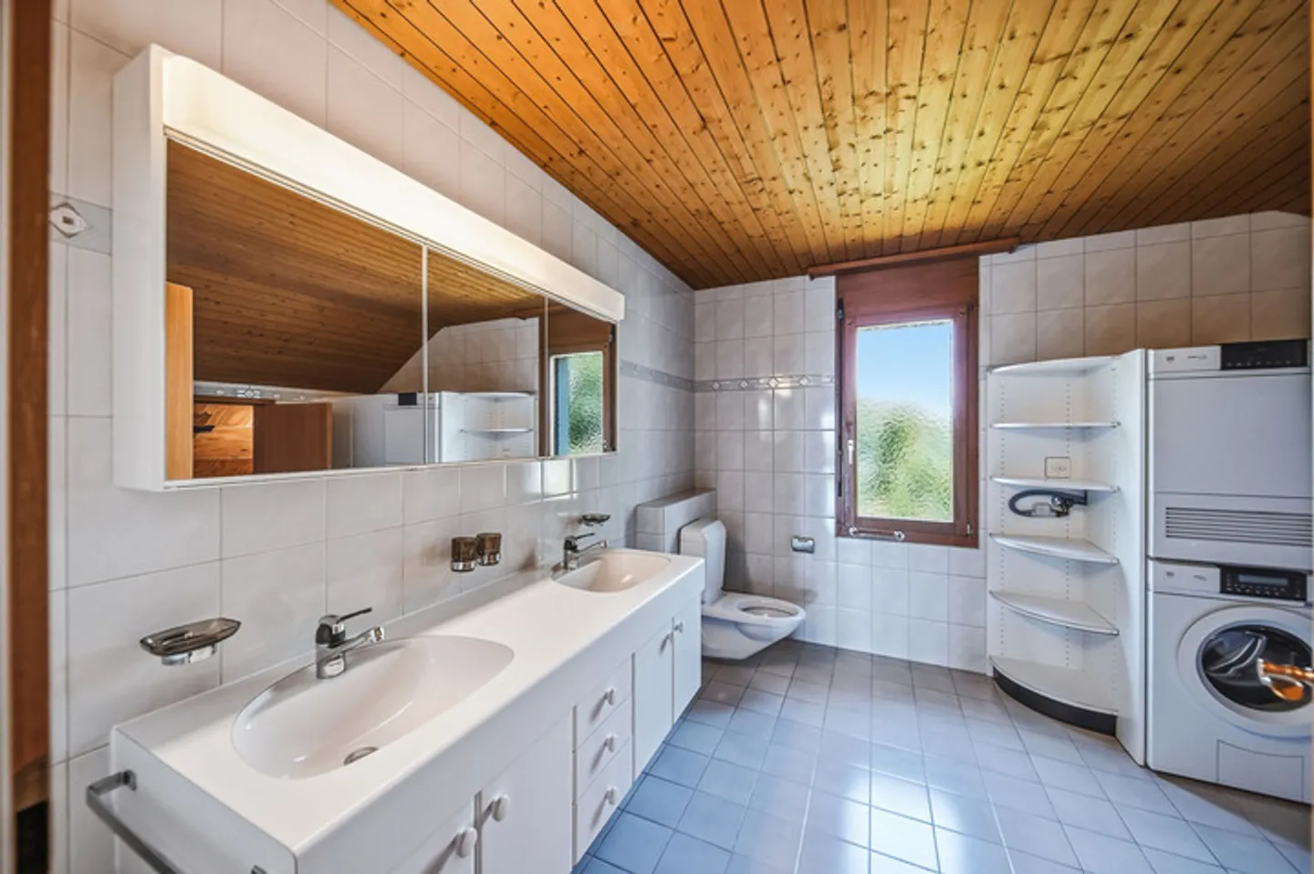 WOHNCHARME MIT WEITBLICK -  4.5 ZIMMER DACHWOHNUNG IN OBERWIL-LIELI - Photo 5 of 8