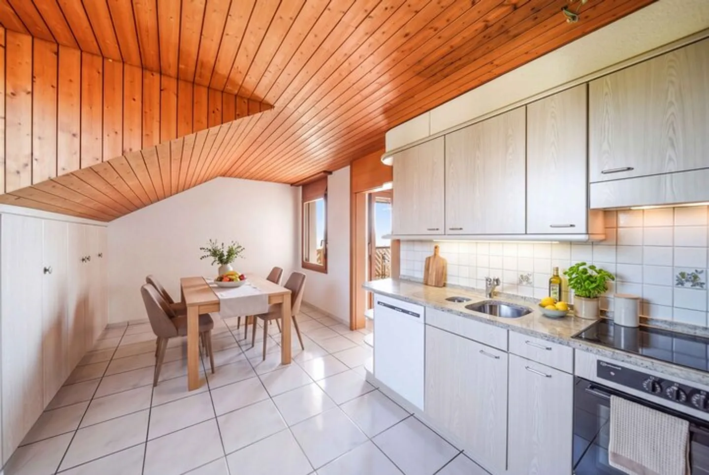WOHNCHARME MIT WEITBLICK -  4.5 ZIMMER DACHWOHNUNG IN OBERWIL-LIELI - Photo 2 of 8