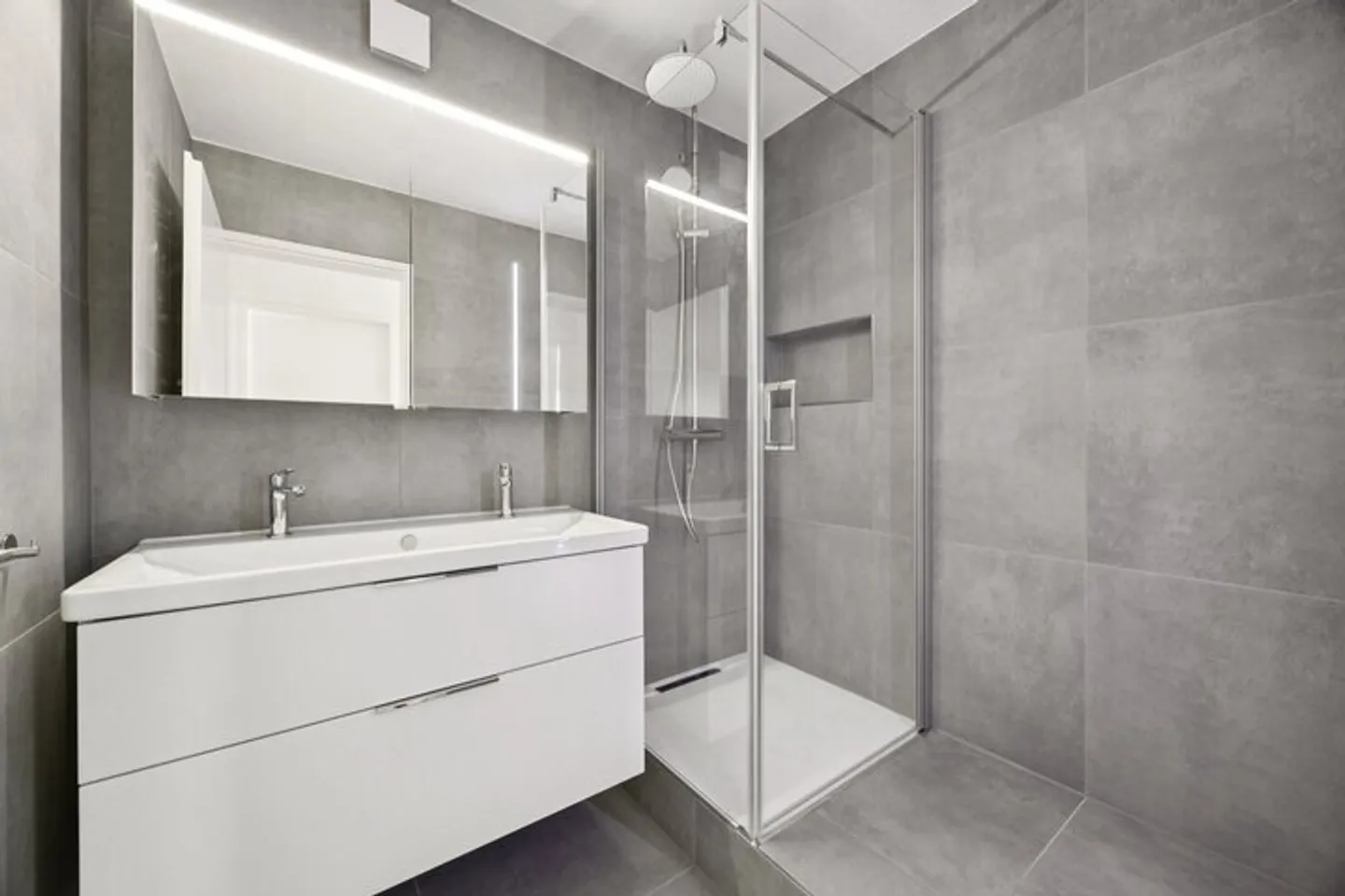 NEUWERTIGE 3.5 ZIMMER EIGENTUMSWOHNUNG AN ATTRAKTIVER LAGE - Foto 4 von 8