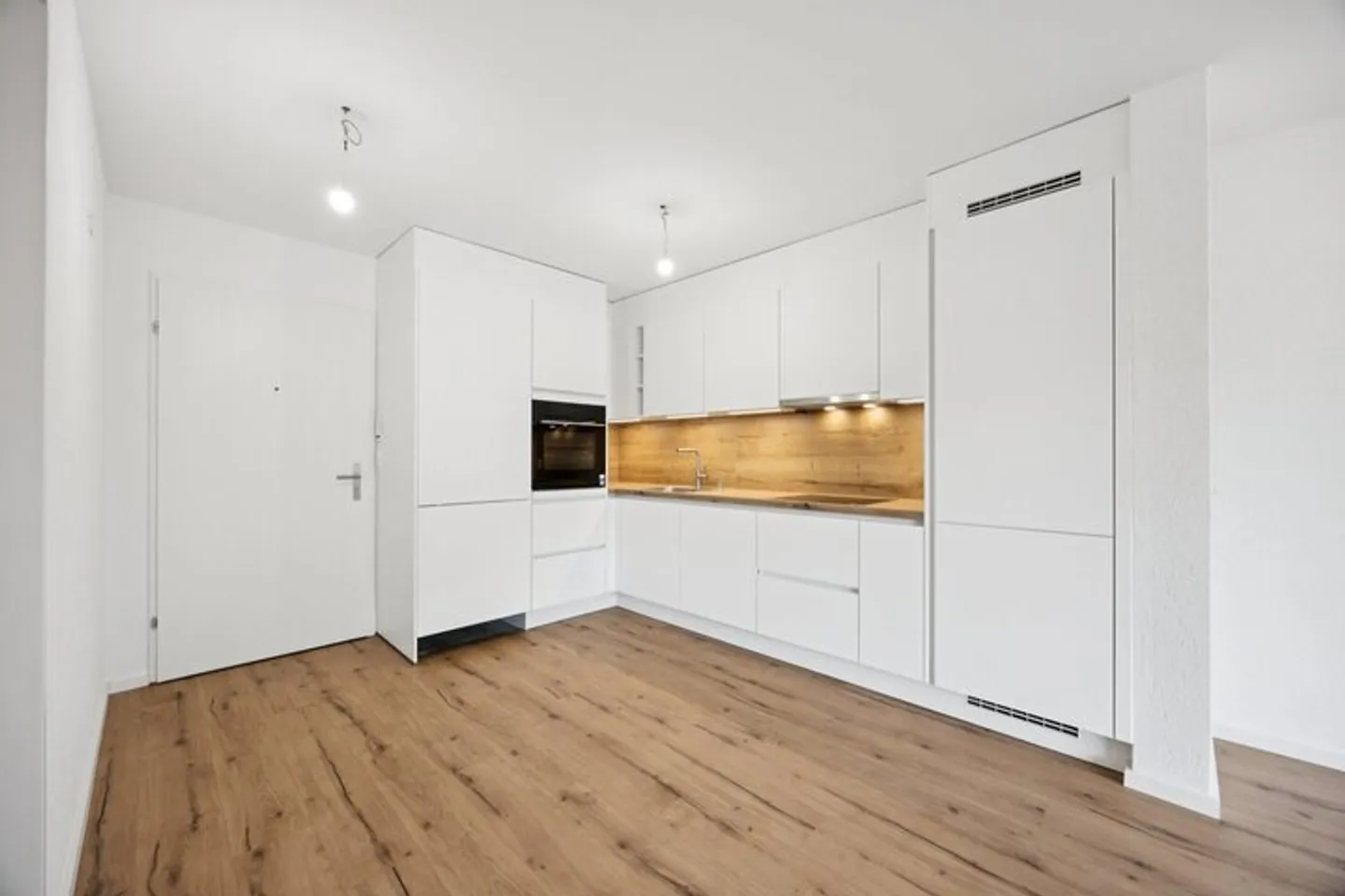 NEUWERTIGE 3.5 ZIMMER EIGENTUMSWOHNUNG AN ATTRAKTIVER LAGE - Foto 2 von 8