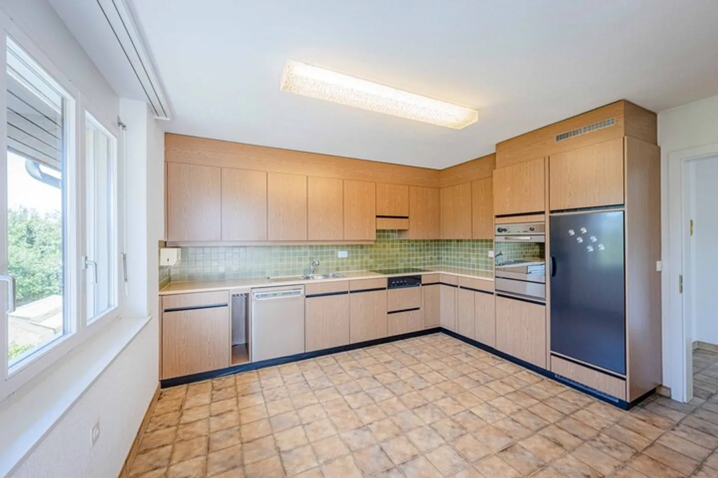 GROSSZÜGIGES 8.5 ZIMMER EINFAMILIENHAUS MIT POOL IN RUBIGEN - Foto 3 von 8