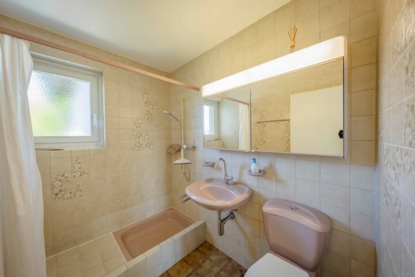 GROSSZÜGIGES 8.5 ZIMMER EINFAMILIENHAUS MIT POOL IN RUBIGEN - Foto 6 von 8
