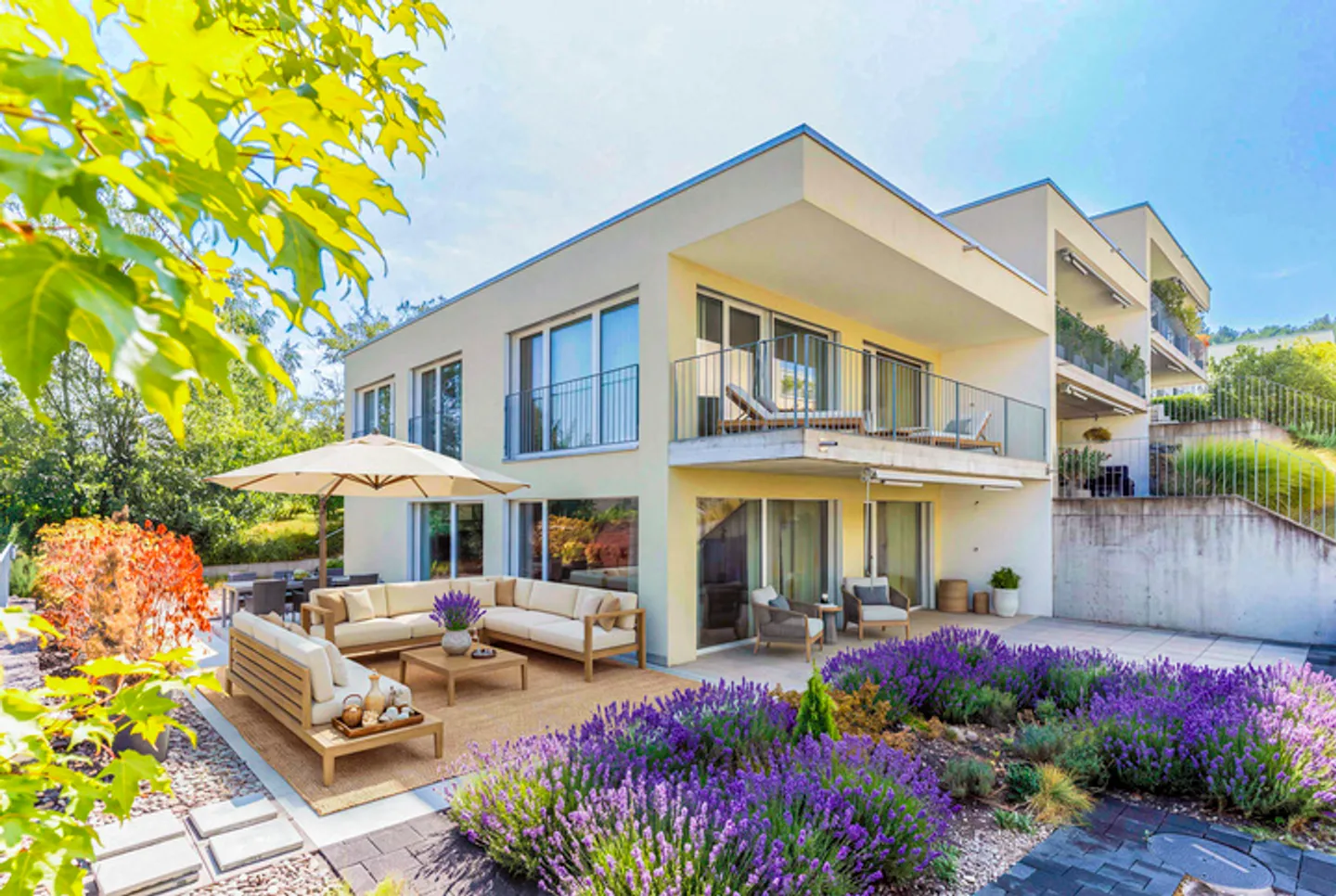 RÊVE DE TERRASSE MODERNE DANS UN EMPLACEMENT PRIVILÉGIÉ EN PENTE - Photo 1 sur 8