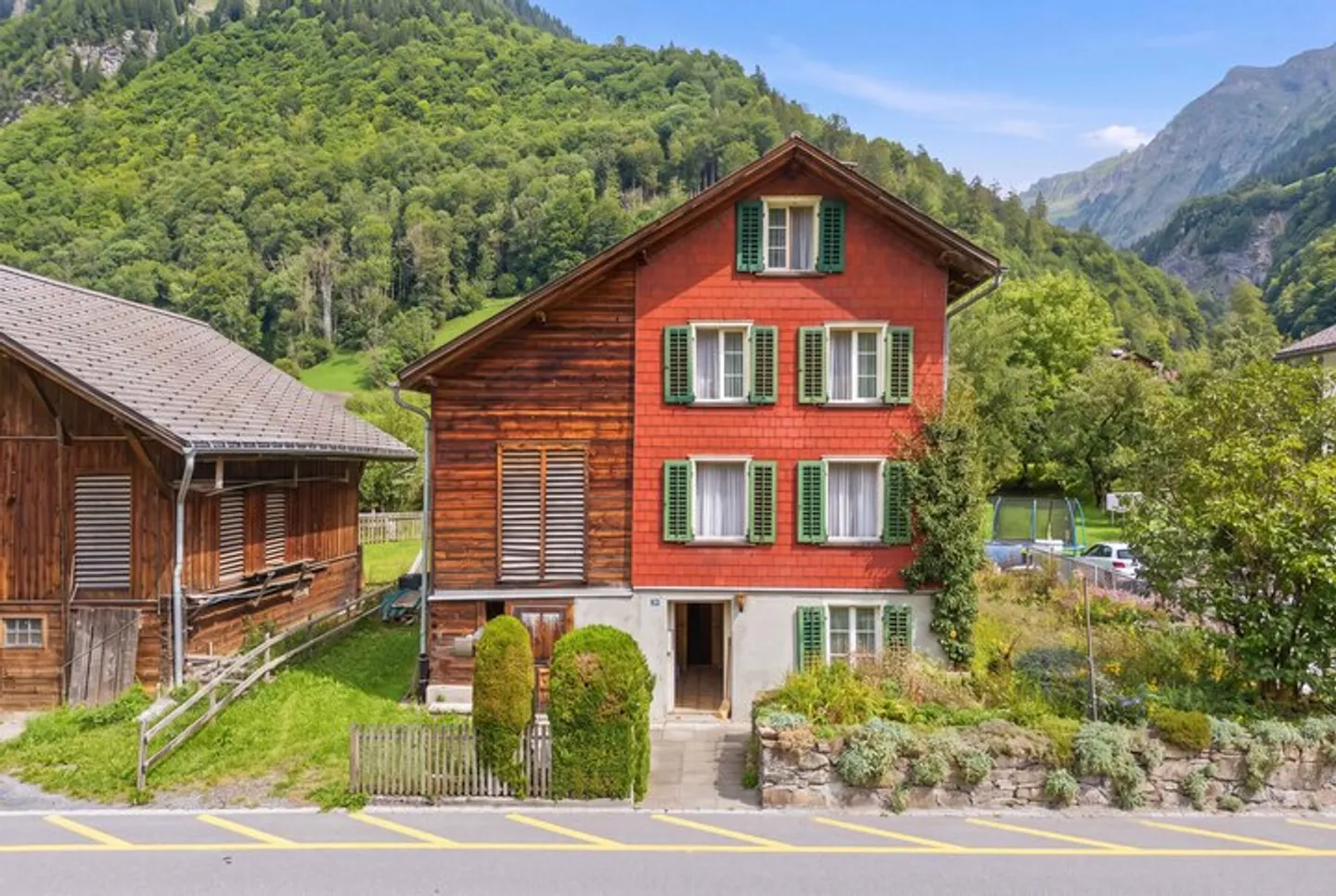 FREISTEHENDES 4 ZIMMER EINFAMILIENHAUS IN DER GLARNER BERGWELT - Photo 1 of 8