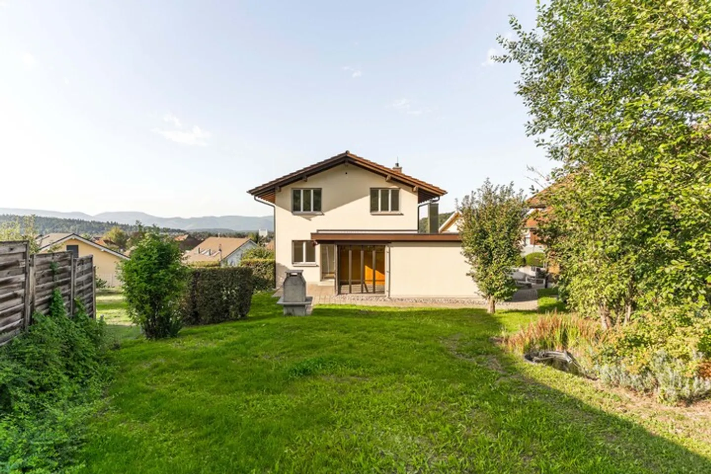 Freistehendes Einfamilienhaus mit Grün - Foto 1 von 9