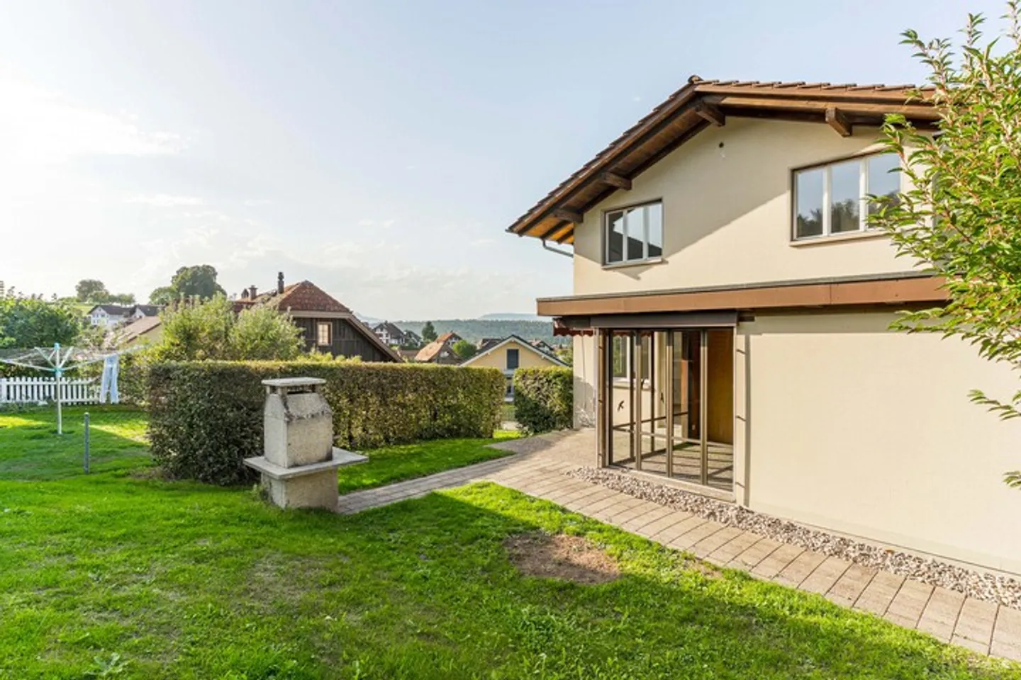 Freistehendes Einfamilienhaus mit Grün - Foto 2 von 9